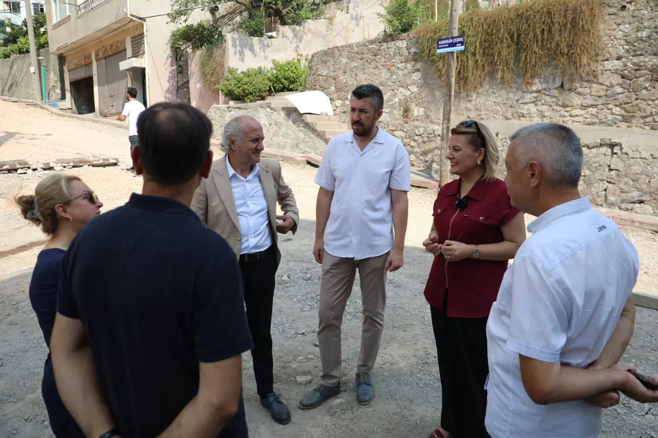 Üç mahalleyi  birleştiren sokakta güvenli ulaşım adımı