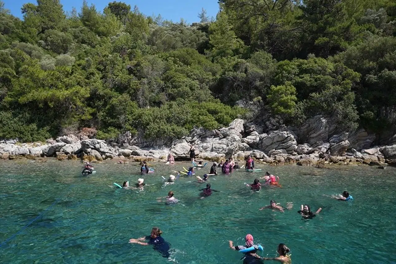 Yüzme öğrenen kadınlar Marmaris’te denizle buluştu