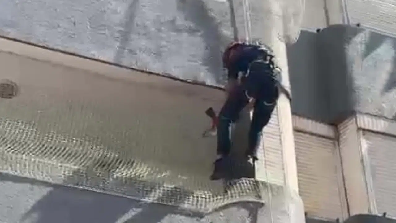 Balkon Filesine Sıkışan Güvercin Kurtarıldı