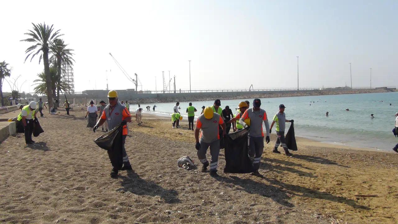 Sahilden Plastik, Cam ve Çeşitli Atıklar Toplandı