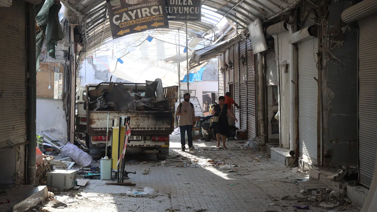 Tarihi Uzun Çarşı’da Restorasyon Çalışması Yıkımla Başladı