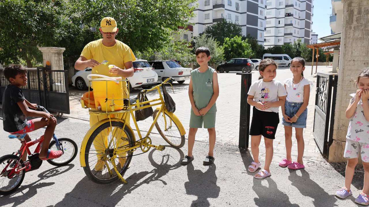 Sıcakta Sokak Sokak Limon Dondurması Satıyor
