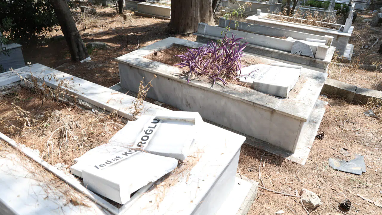 Mezar Taşları Tahrip Edildi