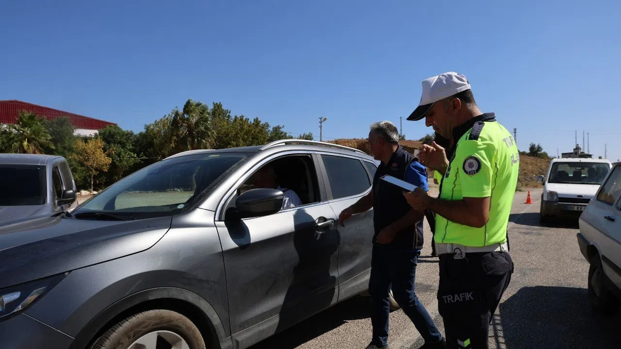 Polis hem sıcakla mücadele ediyor hem kentin huzurunu sağlıyor