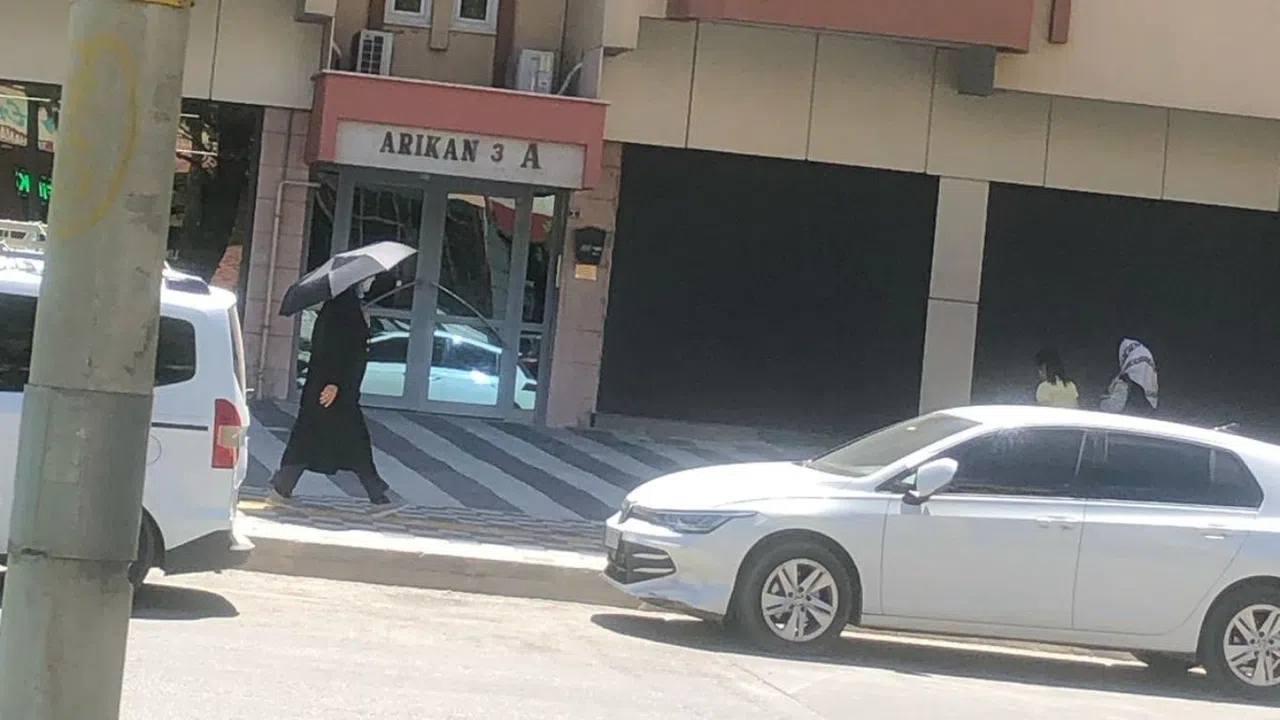 Kahramanmaraş’ta Sıcaktan Korunmak İçin Şemsiye Açtı