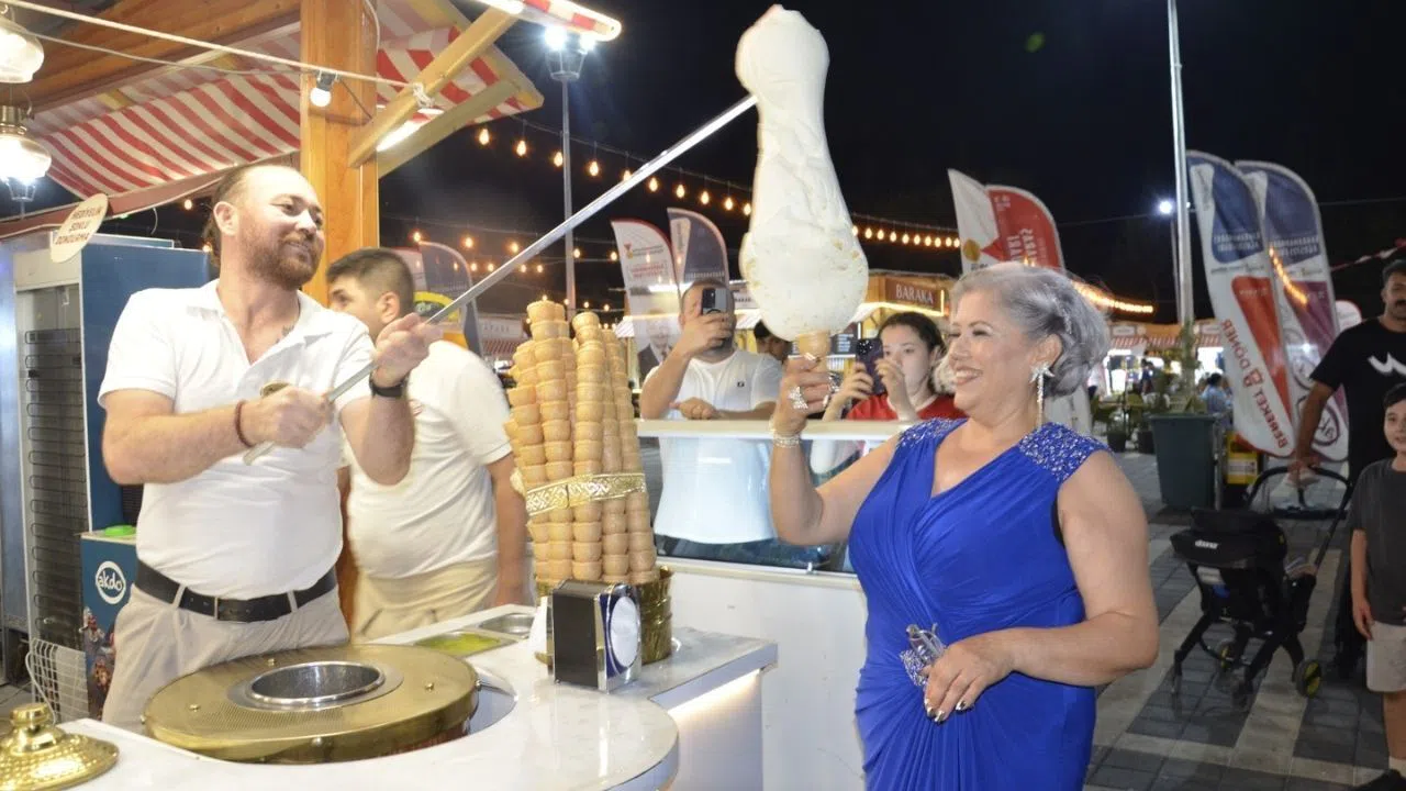 AKDO’dan Cemile Sönmez’e Sürpriz Dondurma Gösterisi