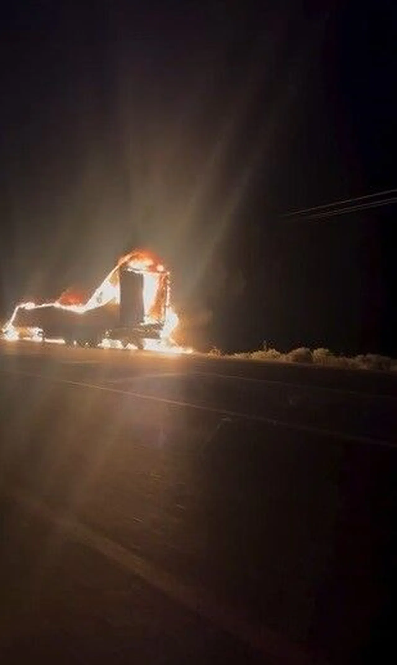 Alevlere Teslim Olan Tır Yanarak Kullanılamaz Hale Geldi