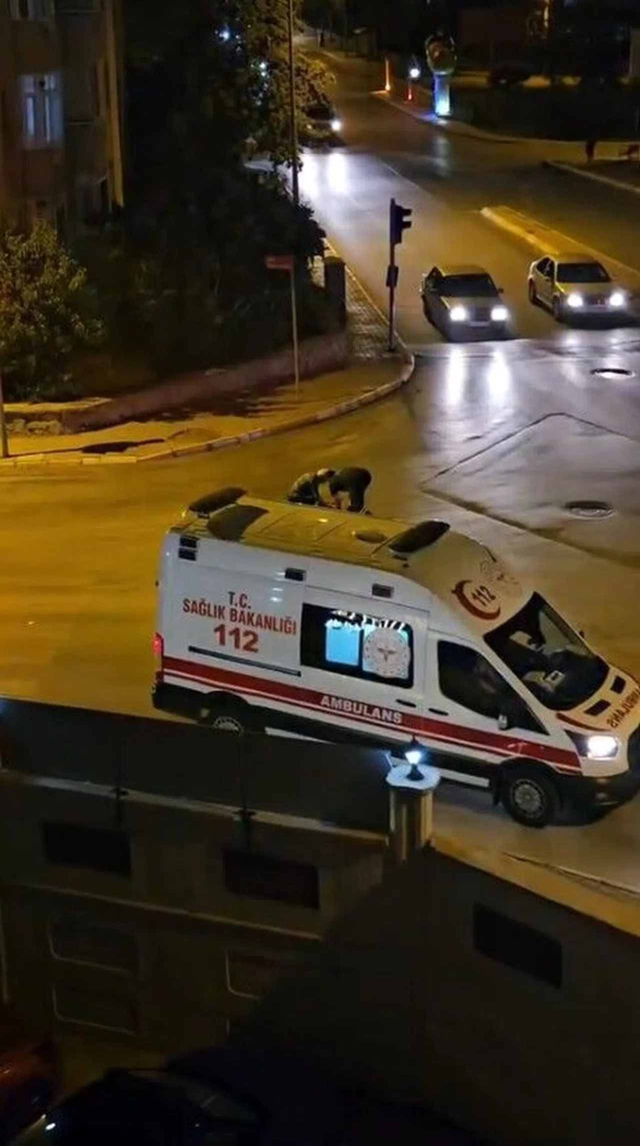 Ambulans Şoföründen Yaşlı Pazarcıya Yürekleri Isıtan Yardım