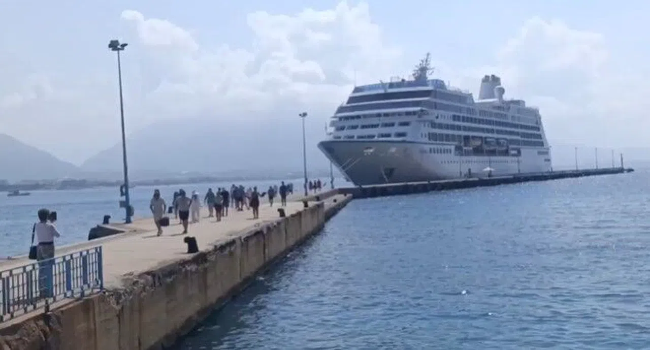 Amerikalı 602 Yolcu Ve 393 Mürettebatlı Dev Kruvaziyer Kıyıya Yanaştı