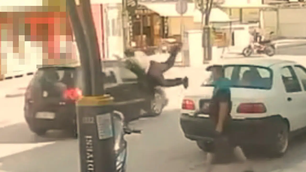 Aniden Yola Atlayan Gence Otomobil Çarptı: Havaya Savruldu