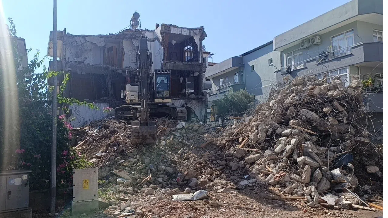 Arka Sokaktaki Yıkım Mahalleliyi Panikletti