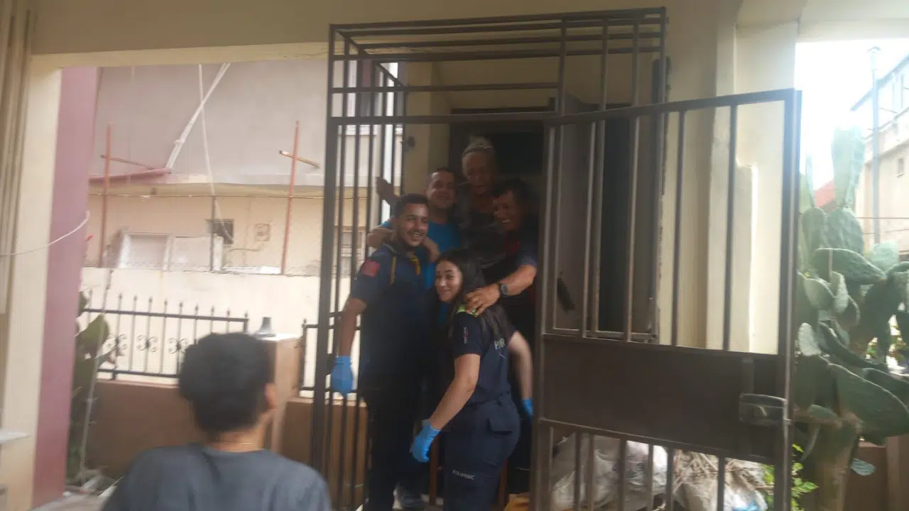 Asansörde Mahsur Kalan Yaşlı Kadın ve Çocuk Kurtarıldı