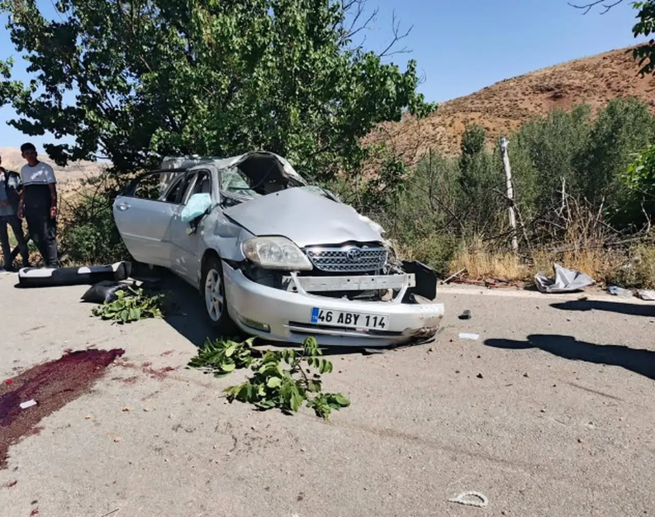 Kahramanmaraş’ta Ehliyetsiz Sürücü Ağaca Çarptı: 3 Yaralı