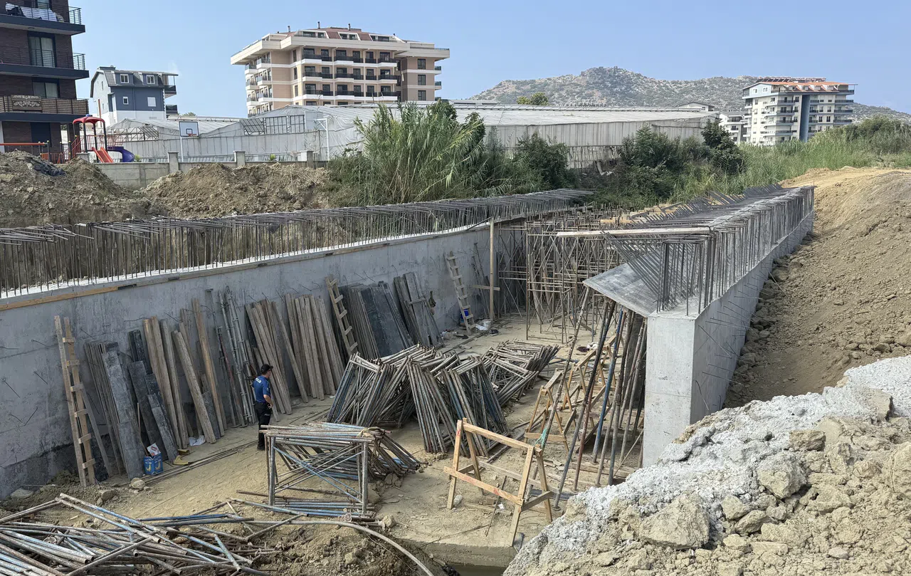 Köprü İnşaatında Düşen İşçi Ağır Yaralandı