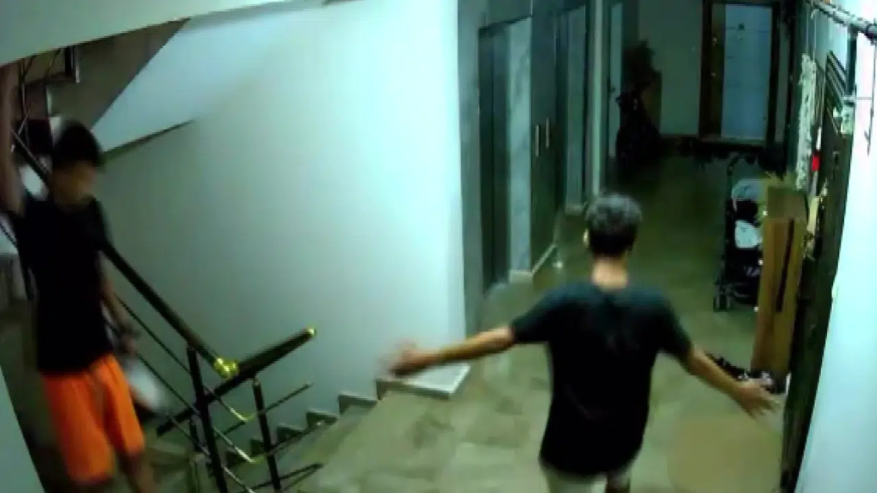 Ayakkabı Çalarken Göbek Attılar