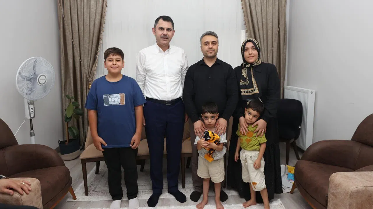 Bakan Kurum evlerine kavuşan depremzede aileye misafir oldu