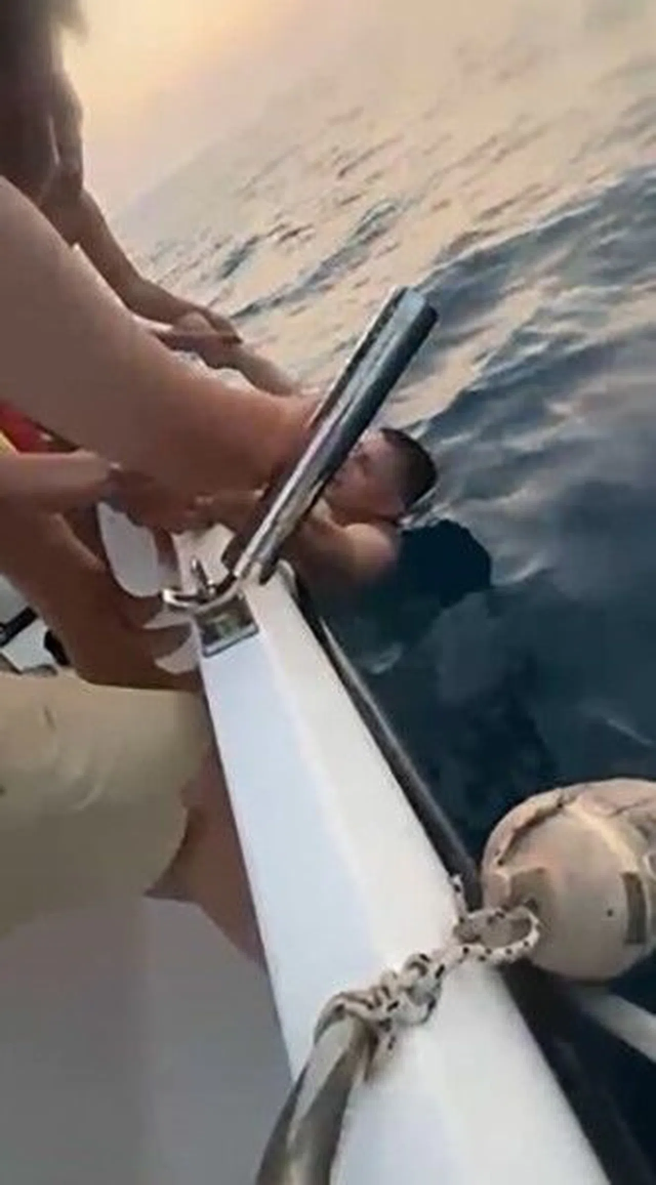 Boğulma Tehlikesi Geçiren Ukraynalı Turisti Tekneciler Kurtardı