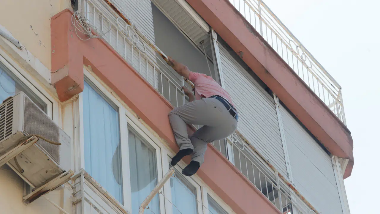 Balkonda Tehlikeli Anlar: 45 Dakikada İkna Edildi