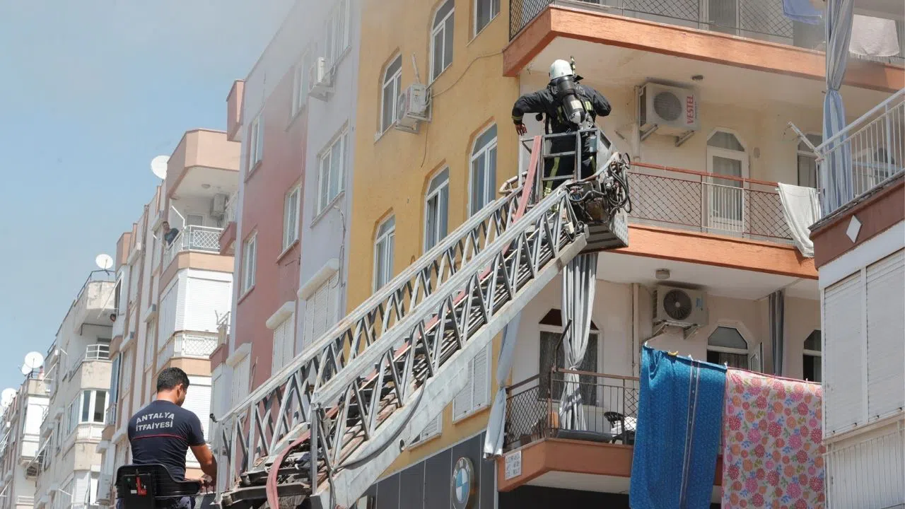 Çaresizce Evinin Yanmasını İzlemek  Zorunda Kaldı