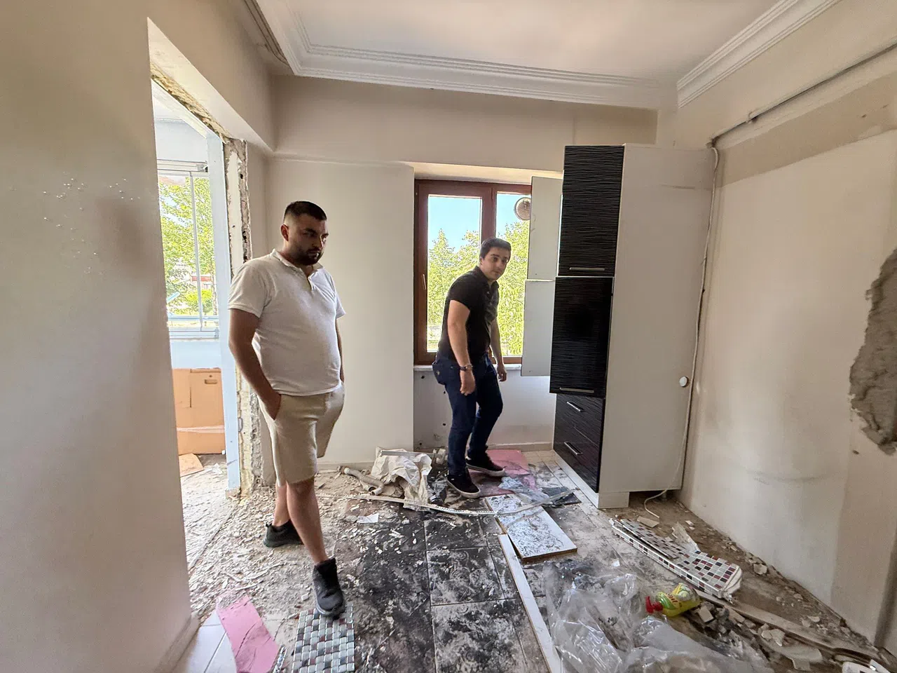 Daireyi Boşaltırken Evi Harabeye Çevirdi