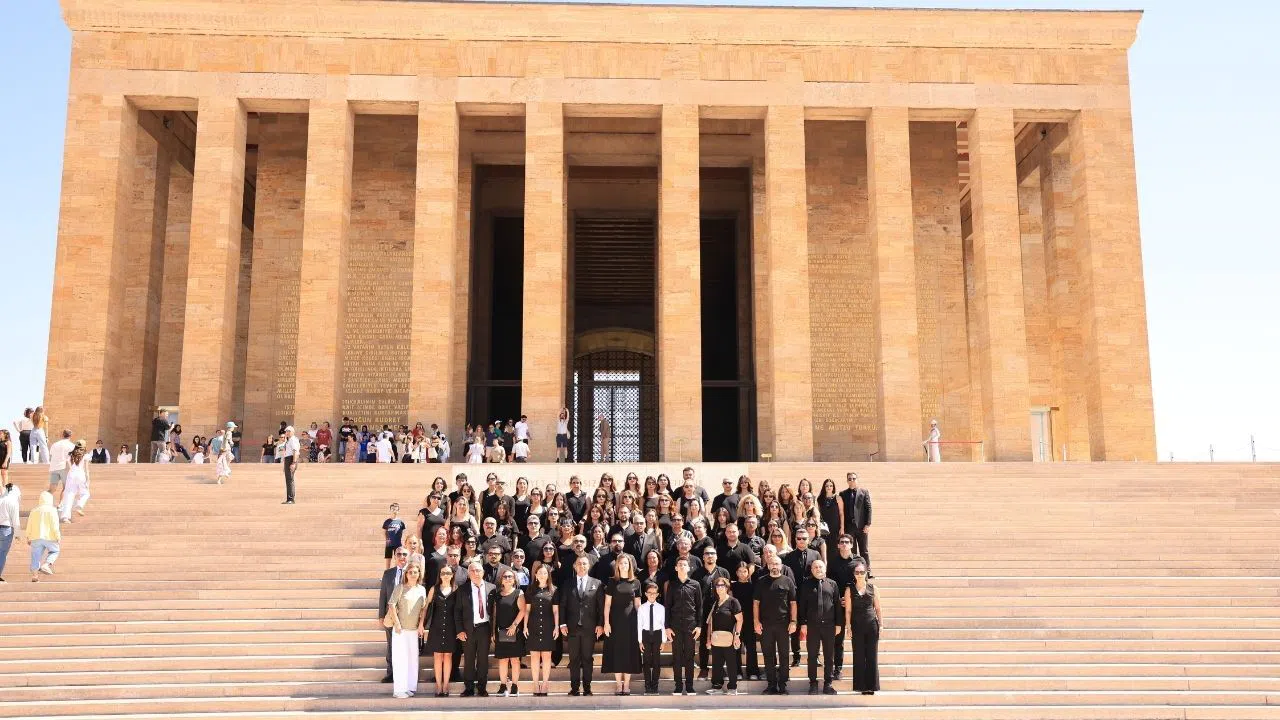 Eral Okulları Kuruluş Yıldönümünü Anıtkabir'de Kutladı