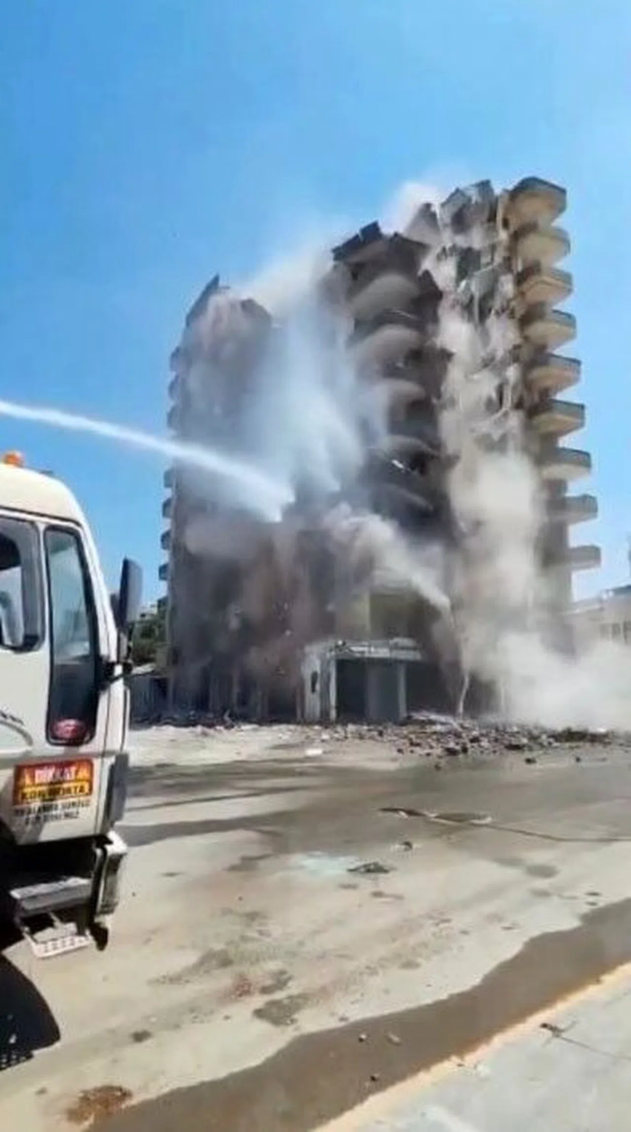 Depremde Hasar Gören 11 Katlı Apartman Yıkıldı