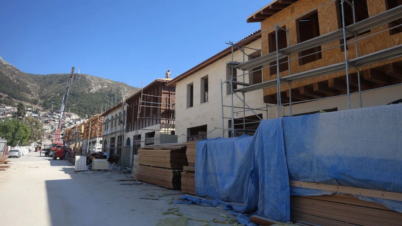 Depremde Yerle Bir Olan Ticaret Merkezi Yeniden İnşa Ediliyor