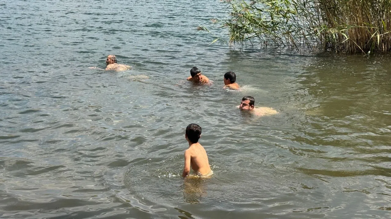 Sıcaktan Kaçanlar 1700 Rakımlı Dipsiz Göl'de