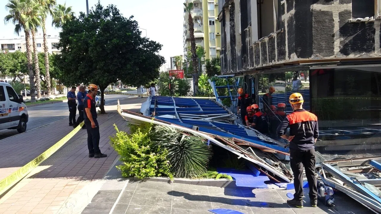 Dış Cephe Kaplaması Yerinden Koptu, Mahalleli Korkuya Kapıldı