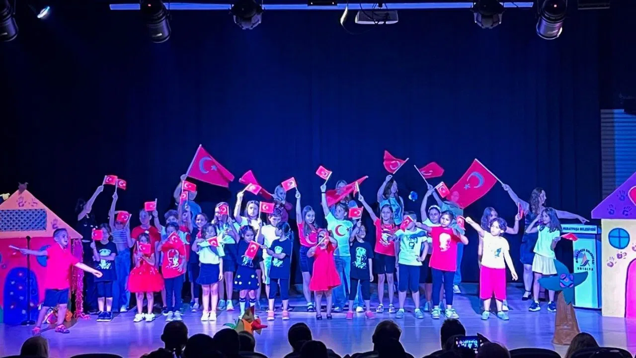 Miniklerden Sahnede  "Cüceler Ülkesi" gösterisi