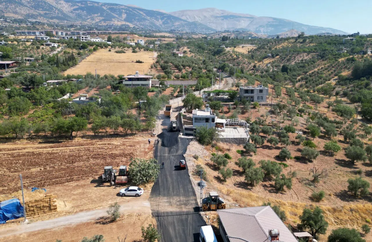 Dulkadiroğlu’nda Yol Seferberliği Sıcak Asfaltla Devam Ediyor