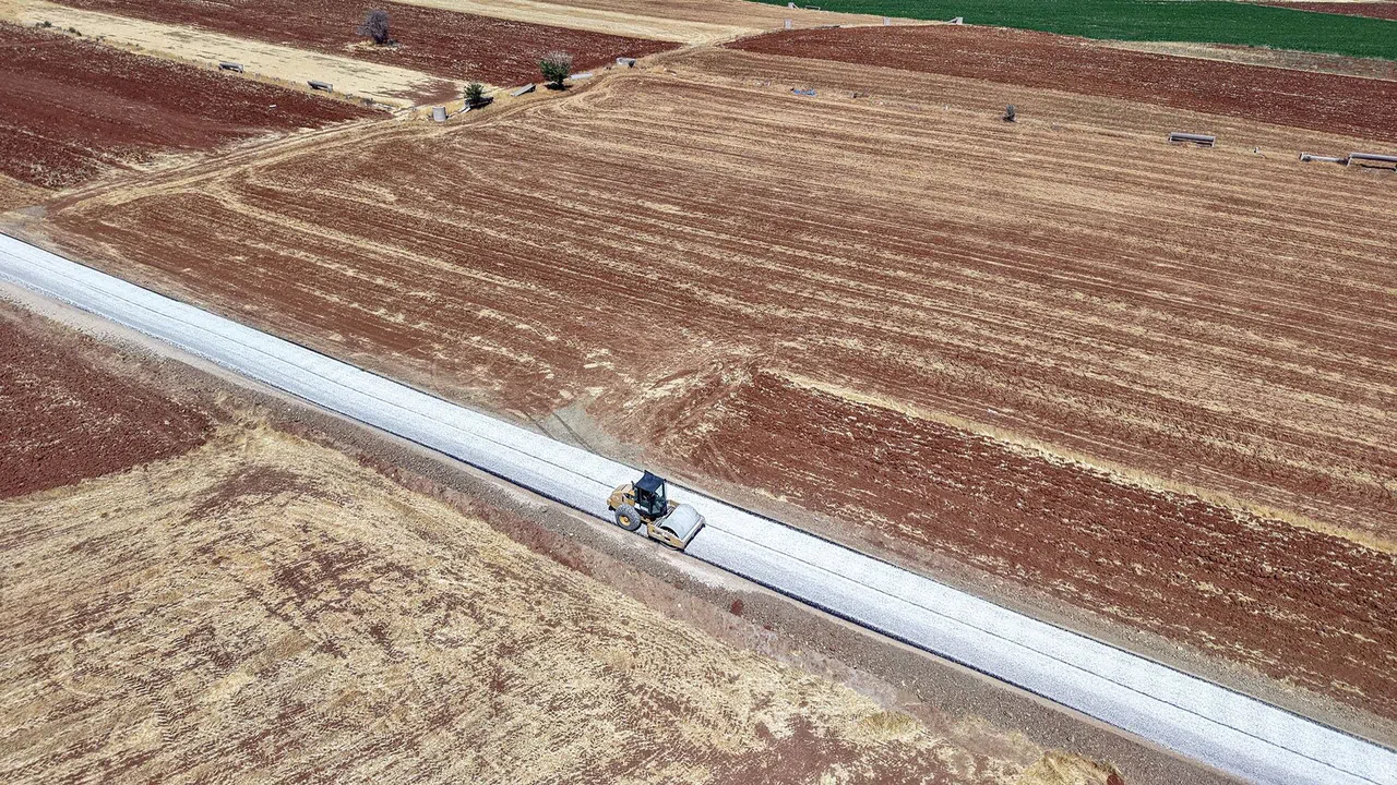 Kırsal Mahalleye 3 Milyonluk Yol Hizmeti