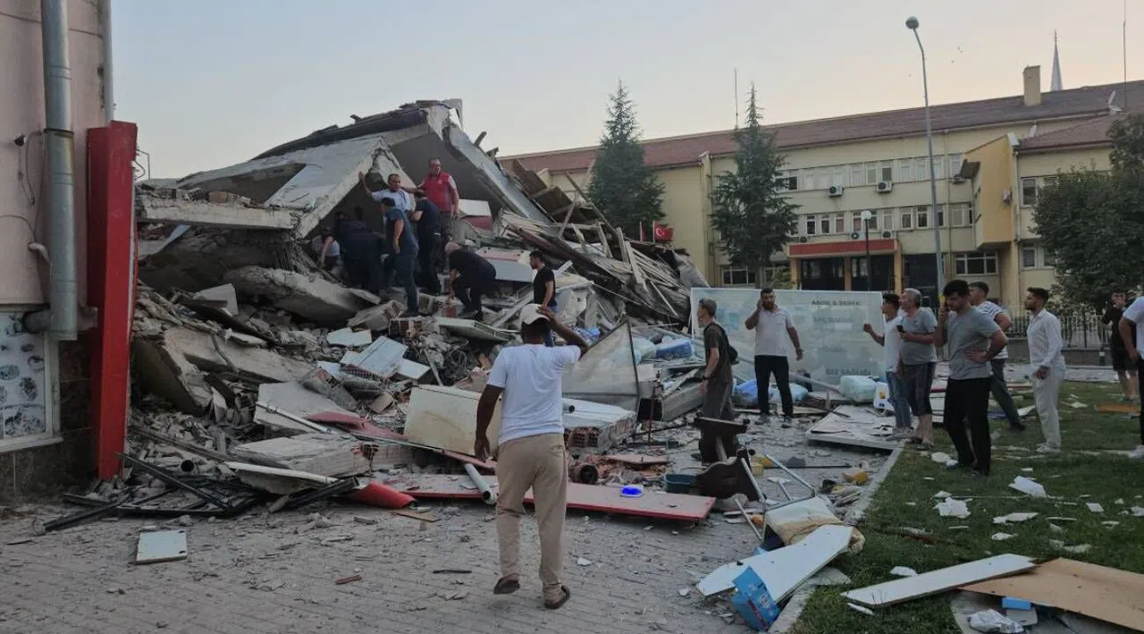 Balıkesir Sındırgı’da 6,1 Büyüklüğünde Deprem: 1 Ölü, 29 Yaralı