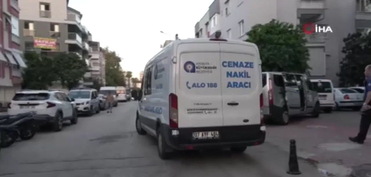 Yaşadığı Dairede Boğazı Kesilmiş Olarak Bulundu