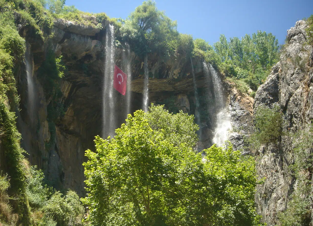Kahramanmaraş’ın Saklı Cenneti: Döngel Mağarası Ziyaretçilerini Büyülüyor