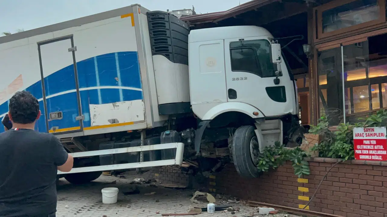 Freni Patlayan TIR İş Yerine Daldı