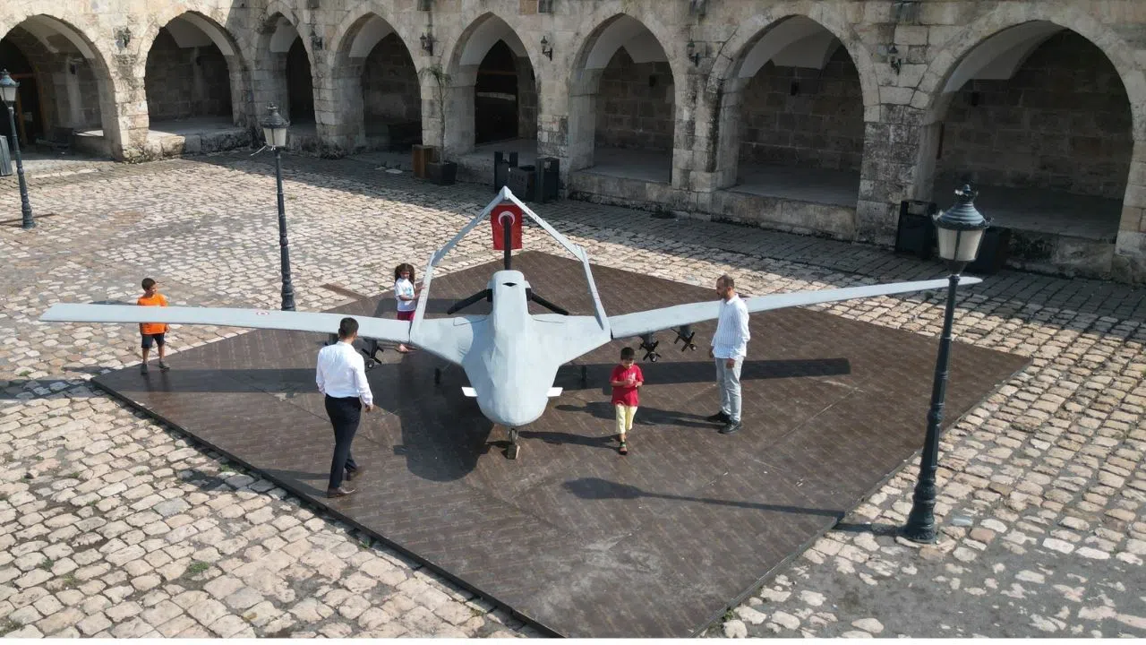 Gençlerden Milli Gurur: Ahşaptan Bayraktar TB2 Maketi