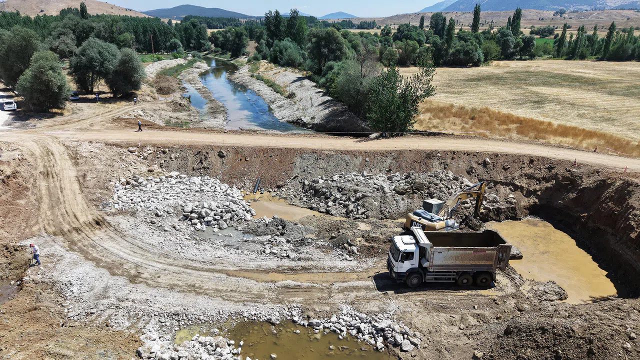Göksun’da 50 Yıllık Köprünün Yerine Yenisi Yapılıyor