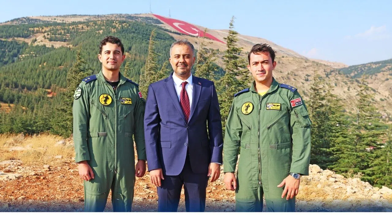 Kahramanmaraş’ta Dev Türk Bayrağına Özel Uçuş Gösterisi