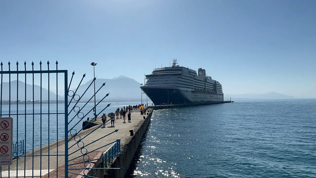 Hollanda Bandıralı 2 Bin 110 Yolcu 784 Mürettebatlı Kruvaziyer Gemisi Alanya'ya Ulaştı
