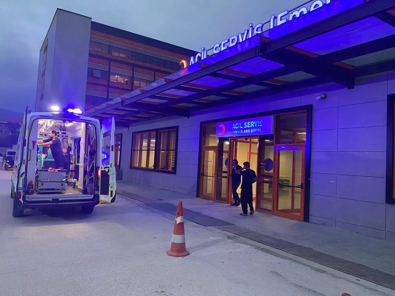 İnek Sağarken Elektrik Akımına Kapılan 3 Kişi Yaralandı