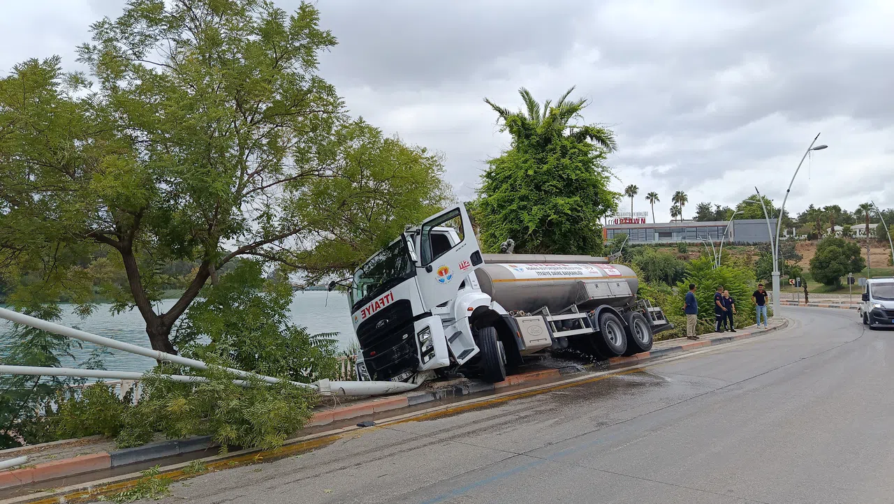 İtfaiyeye Aracı Önce Ağaca Sonra Elektrik Direğine Çarptı