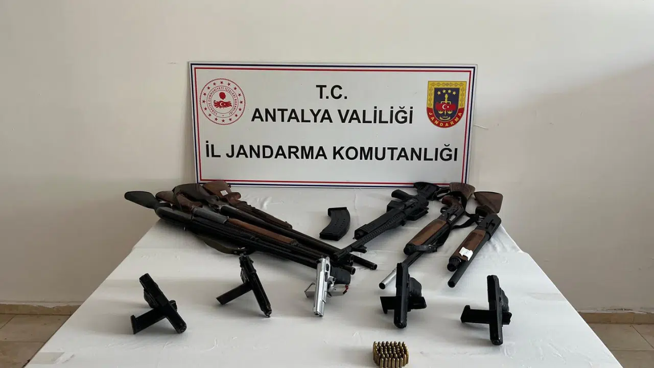 Kaçak Silah Operasyonunda Çok Sayıda Tabanca ve Tüfek Bulundu