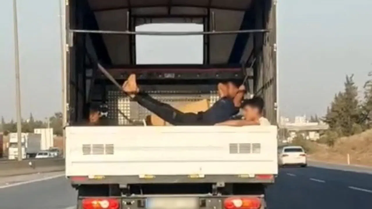 Kamyonet Kasasında Tehlikeli Yolculuk Görüntülendi