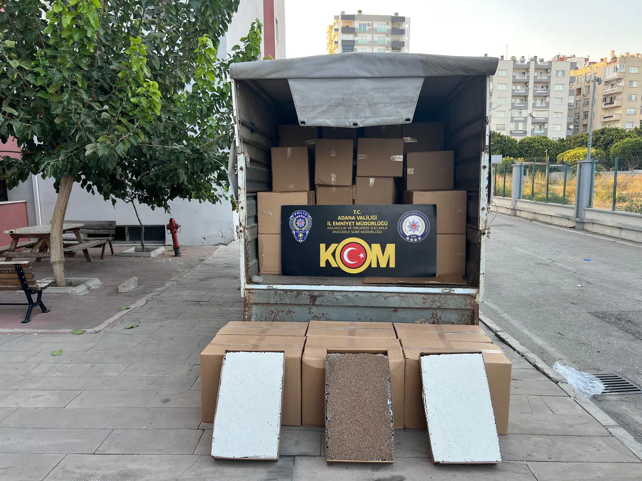 Kamyonetten 1 Milyon 650 Bin Kaçak Sigara Çıktı