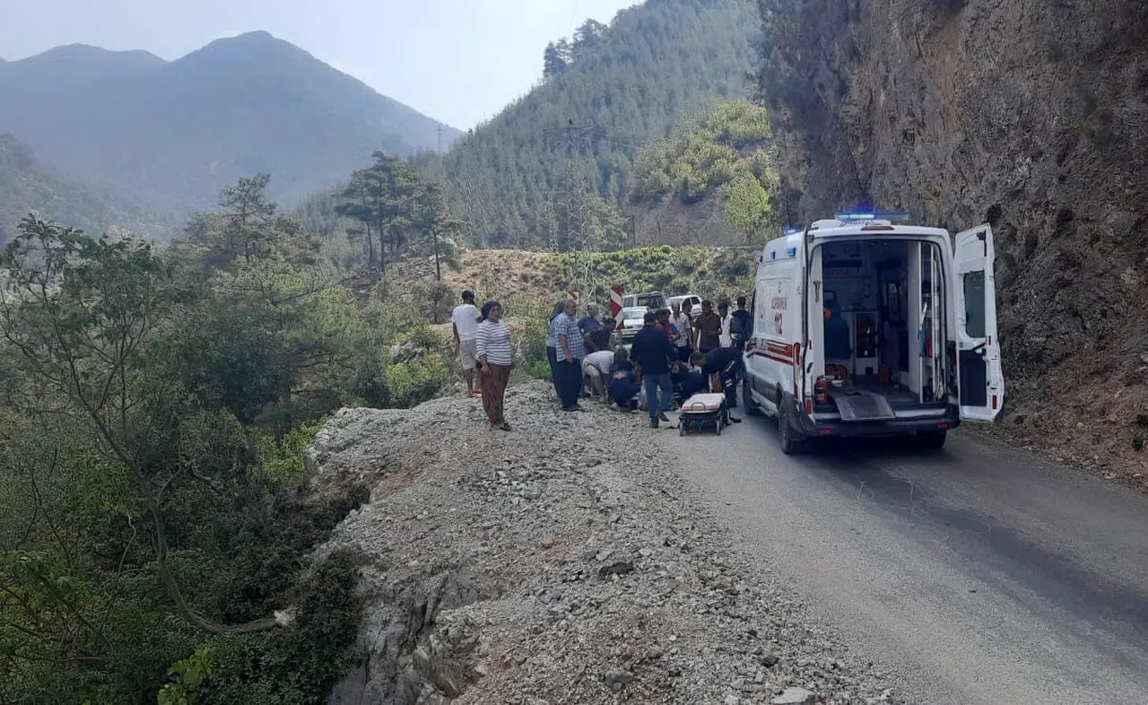 Kontrolden Çıkan Araç Yan Yattı: 3 Yaralı