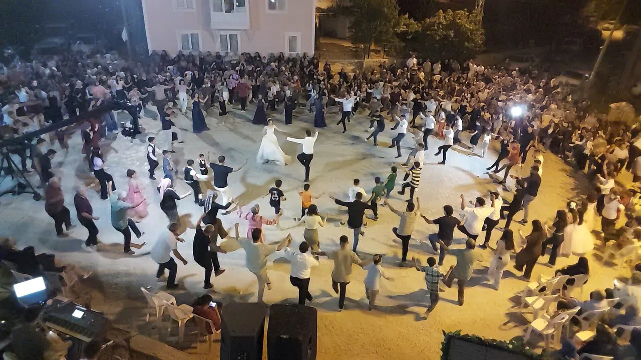 Köy Meydanı Halk Oyunu Sahnesine Dönüştü