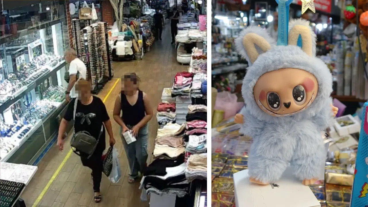 Küçük Kız Oyuncağı Aldı, Yanındaki Yetişkinle Uzaklaştı