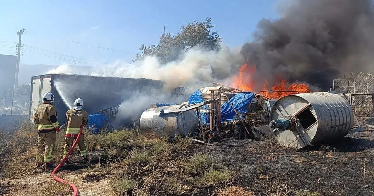Malzeme Sahasında Çıkan Yangın Büyümeden Söndürüldü