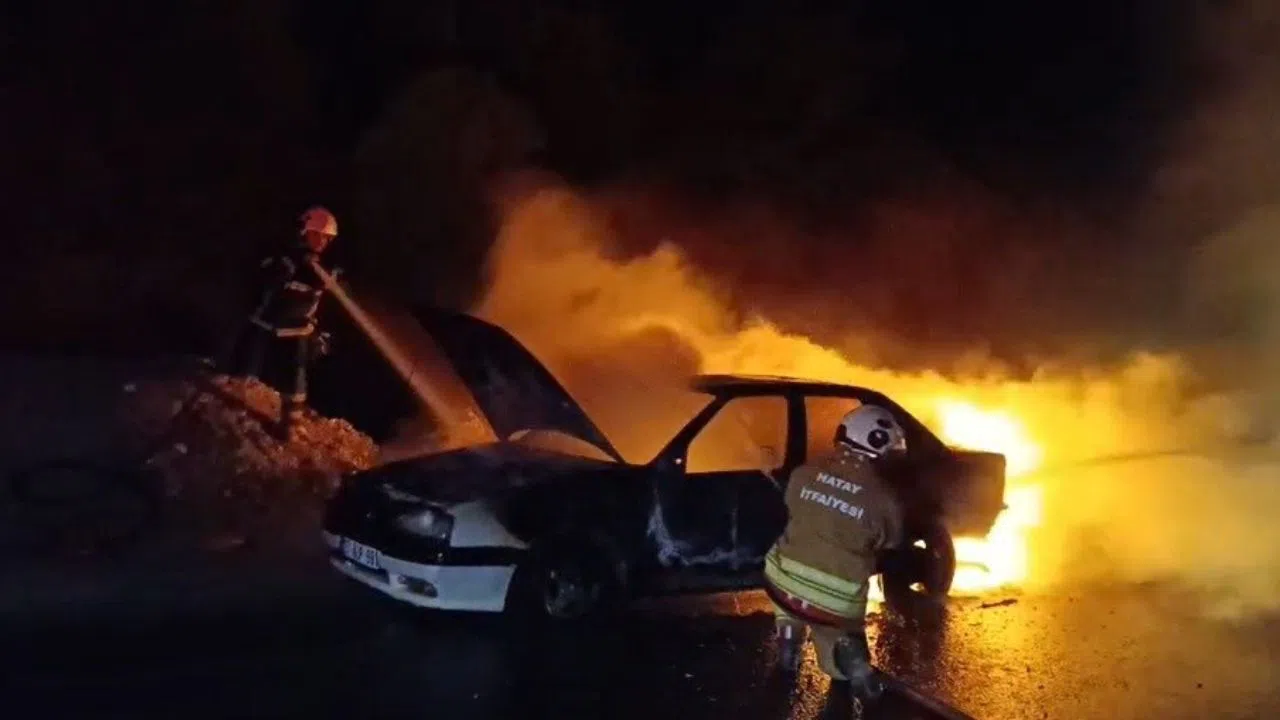 Motor Kısmında Yangın Çıkan Araç Kullanılamaz Hale Geldi